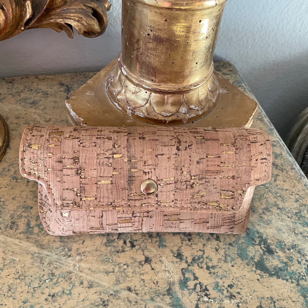 Small cork handbag with gold metallic accents